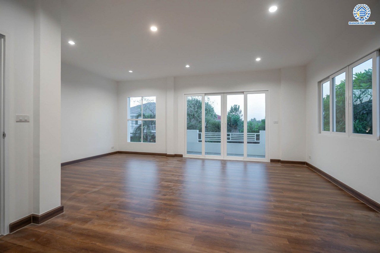 บ้านมือสองตกแต่งใหม่ โครงการ คาซ่าแกรนด์ รัตนาธิเบศร์-ราชพฤกษ์ บ้านเดี่ยวจากแบรนด์ Q.House เนื้อที่ 70 ตร.ว. ฟังก์ชัน 3 ห้องนอน 4 ห้องน้ำ 1 ห้องแม่บ้าน จอดรถได้ถึง 2 คัน พร้อม Facilities ครบครัน บนทำเลเดินทางสะดวก ติดถนนราชพฤกษ์ ใกล้เซ็นทรัลเวสต์เกต และรถไฟฟ้าสายสีม่วง "สถานีบางรักใหญ่"